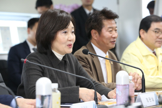 3일 박영선 중기부 장관이 경남 창원에 위치한 태림산업을 방문해 4개 기업과 신종 코로나바이러스 관련 기업 애로 간담회에서 인삿말을 하고 있다.  중기부 제공